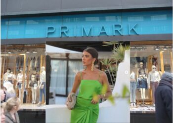 Isabel Campos luce increíble con un conjunto de invitada de Primark que parece de marca de lujo