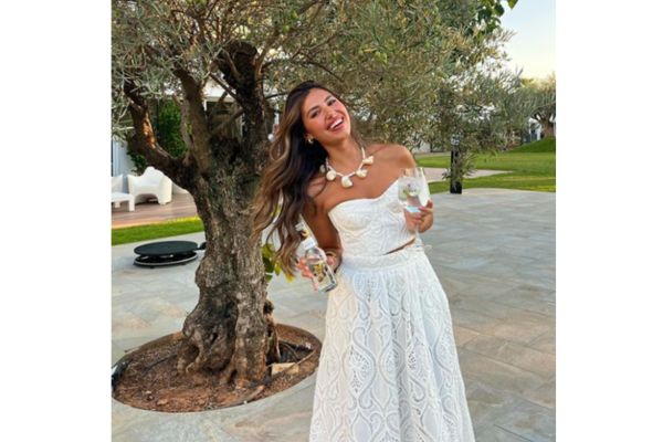 María Segarra ideal con un conjunto blanco bordado de Mango que nos encanta ahora rebajado