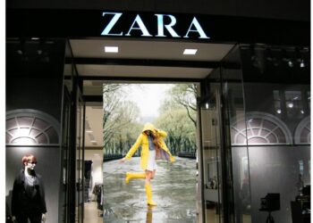 Zara presenta el chubasquero de nueva colección en tres fascinantes colores para el otoño