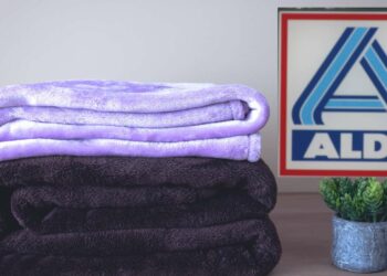 La manta de sherpa de Aldi cálida y suave para tu sofá en oferta