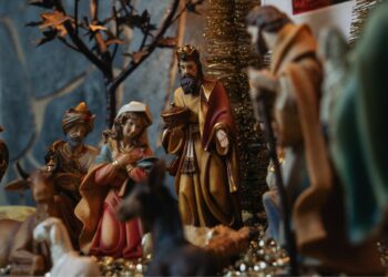 Cabalgatas de Reyes Magos llenan de ilusión las calles de España pese a la borrasca