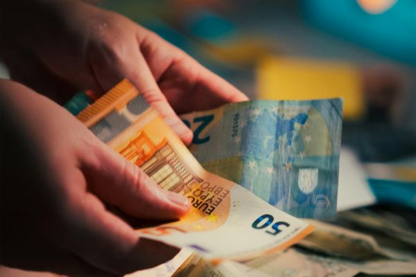 El Gobierno inicia diálogo social para negociar la subida del SMI en 2026