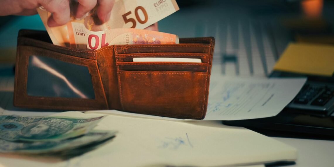 El Gobierno inicia diálogo social para negociar la subida del SMI en 2026