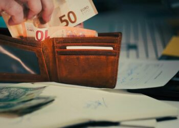 El Gobierno inicia diálogo social para negociar la subida del SMI en 2026