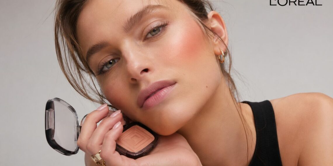 El colorete melocotón arrasa en maquillaje: el truco viral para lograr efecto buena cara y rostro rejuvenecido